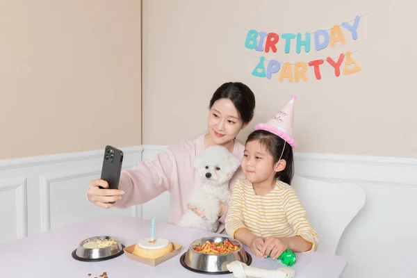 Coreanas Asiáticas Madre Hija Tomando Selfies Con Perros —  Fotos de Stock