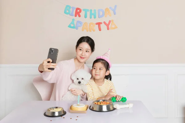 Coréen Asiatique Mère Fille Prenant Selfies Avec Des Chiens — Photo