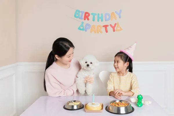 Asiático Coreano Madre Hija Celebrando Cachorro Perro Cumpleaños —  Fotos de Stock