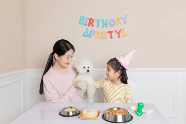 Ασιάτισσα Κορεάτισσα Μητέρα Και Κόρη Γιορτάζουν Γενέθλια Του Κουταβιού — Φωτογραφία Αρχείου