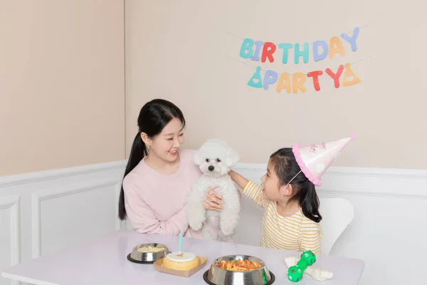 Asiático Coreano Madre Hija Celebrando Cachorro Perro Cumpleaños —  Fotos de Stock