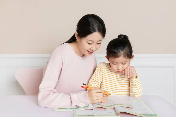 Asiático Coreano Filha Estudando Com Mãe — Fotografia de Stock