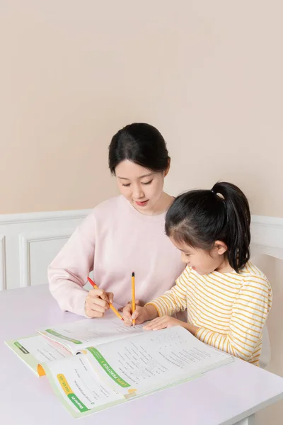 Asiatisk Koreansk Dotter Studerar Med Mamma — Stockfoto