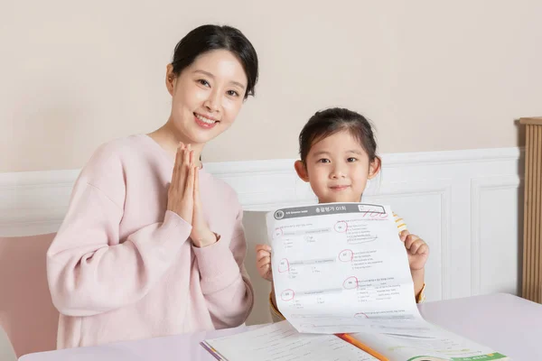 Filha Coreana Asiática Ostentando Papéis Teste — Fotografia de Stock