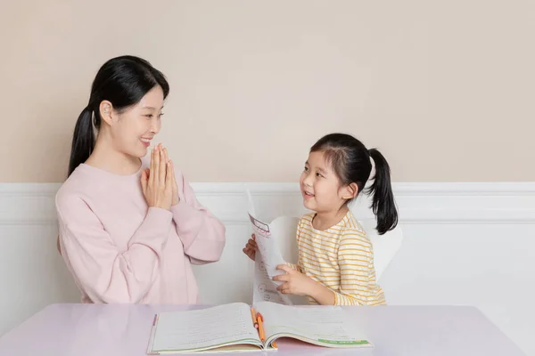 Azji Koreański Mama Komplementy Podczas Czytania Testy — Zdjęcie stockowe