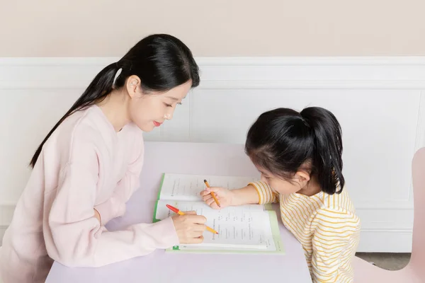 Asijské Korejština Matka Dcera Studovat Společně — Stock fotografie