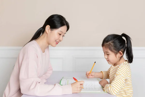 アジア系韓国人の母親と娘が共同研究 — ストック写真