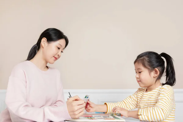 Asiático Coreano Mãe Filha Desenho Juntos — Fotografia de Stock