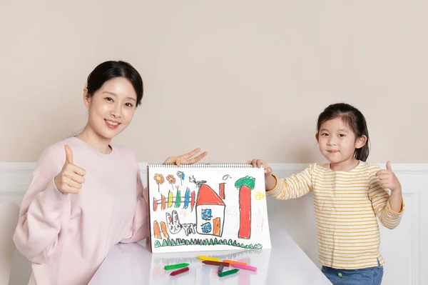 Azji Koreański Córka Wydobywa Gotowy Obraz — Zdjęcie stockowe