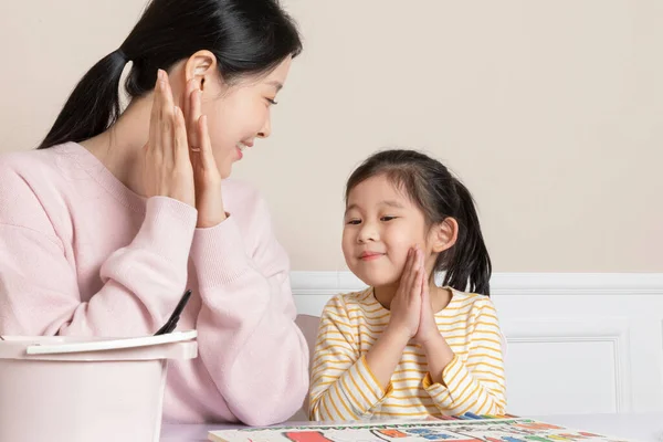 Asian Korean Mother Daughter Drawing Together — Foto de Stock