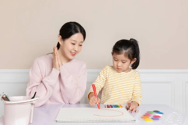 Asiático Coreano Mãe Filha Desenho Juntos — Fotografia de Stock