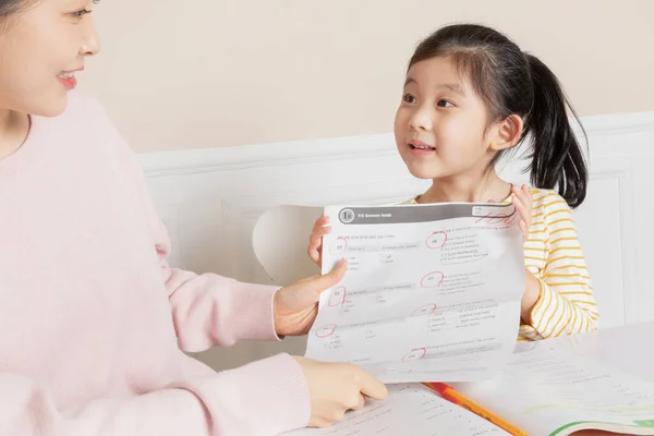 Filha Coreana Asiática Ostentando Papéis Teste — Fotografia de Stock