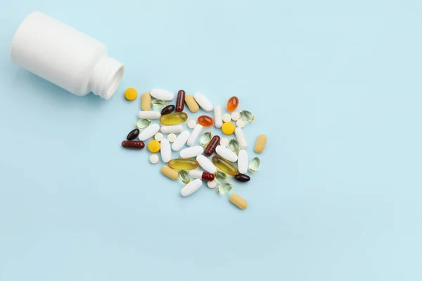 Konsep Kreatif Obat Obatan Menuangkan Dari Botol Latar Belakang Biru — Stok Foto