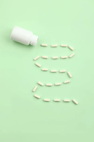 Konsep Kreatif Obat Obatan Dengan Latar Belakang Hijau — Stok Foto