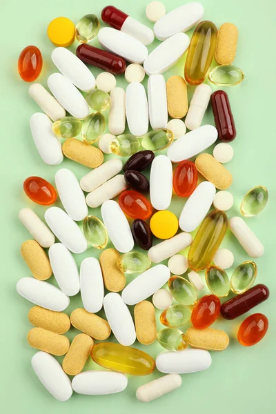 Kreatives Konzept Medizinischer Pillen Auf Grünem Hintergrund — Stockfoto