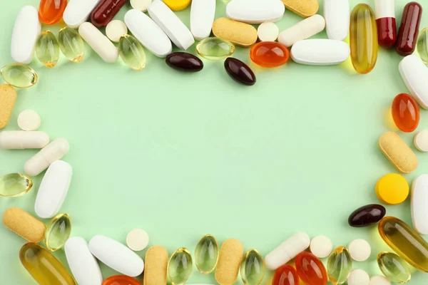 Kreatives Konzept Medizinischer Pillen Auf Grünem Hintergrund — Stockfoto