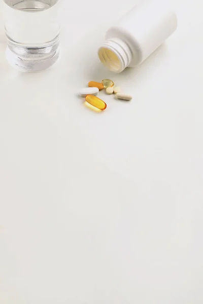 Eine Tasse Wasser Und Eine Tablette Weißer Hintergrund Medizinisches Kreatives — Stockfoto