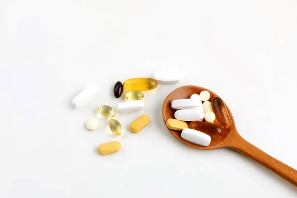 Holzlöffel Und Pillen Weißer Hintergrund Medizinisches Kreatives Konzeptfoto — Stockfoto