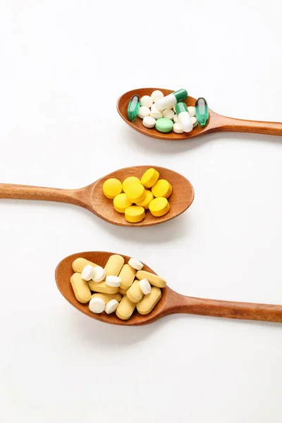 Cucchiaio Legno Pillole Sfondo Bianco Fotografia Concettuale Creativa Medica — Foto Stock