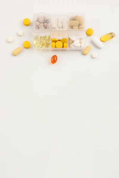 Pillole Divise Sfondo Bianco Fotografia Concettuale Creativa Medica Sfondo Bianco — Foto Stock