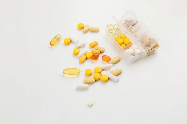 Pillole Divise Sfondo Bianco Fotografia Concettuale Creativa Medica Sfondo Bianco — Foto Stock