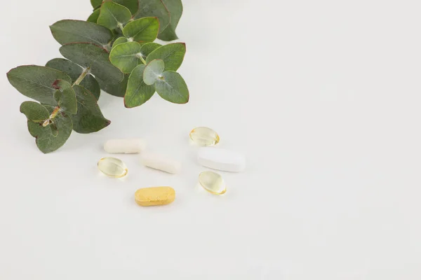 Pillen Und Pflanzen Weißer Hintergrund Medizinisch Kreatives Konzeptfoto — Stockfoto