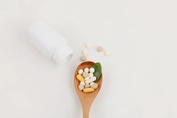 Ein Kochlöffel Und Eine Tablette Weißer Hintergrund Medizinisches Kreatives Konzeptfoto — Stockfoto