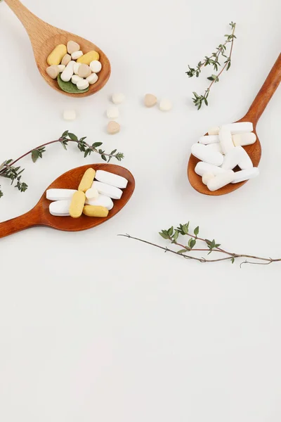 Cucchiaio Legno Una Pillola Sfondo Bianco Fotografia Concettuale Creativa Medica — Foto Stock