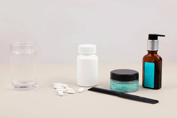 Haarverzorging Cosmetische Producten Pillen Witte Achtergrond Medisch Creatief Concept Foto — Stockfoto