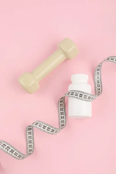 Maßband Und Medikamentenflasche Rosa Hintergrund — Stockfoto