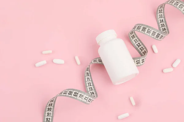 Maßband Und Medikamentenflasche Rosa Hintergrund — Stockfoto