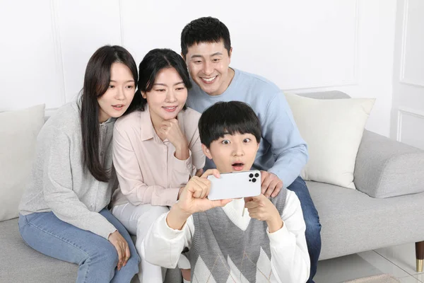 Asian Korean Family Photo Family Watching Video Smartphone Together — стокове фото