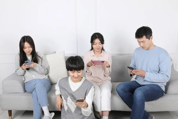 Familia Coreana Asiática Foto Familiar Enfocada Cada Smartphone — Foto de Stock