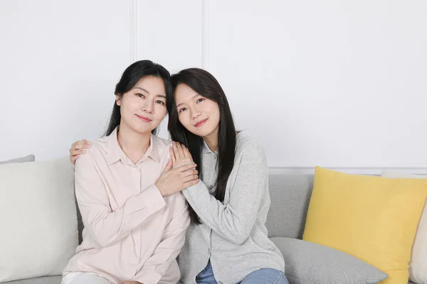 Asian Korean Family Photo Mother Daughter Sitting Sofa Head Head — Zdjęcie stockowe