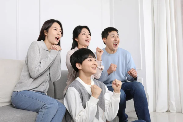 Ασιατική Κορεάτικη Οικογένεια Φωτογραφία Μιας Οικογένειας Που Ζητωκραυγάζει Βλέποντας Τηλεόραση — Φωτογραφία Αρχείου