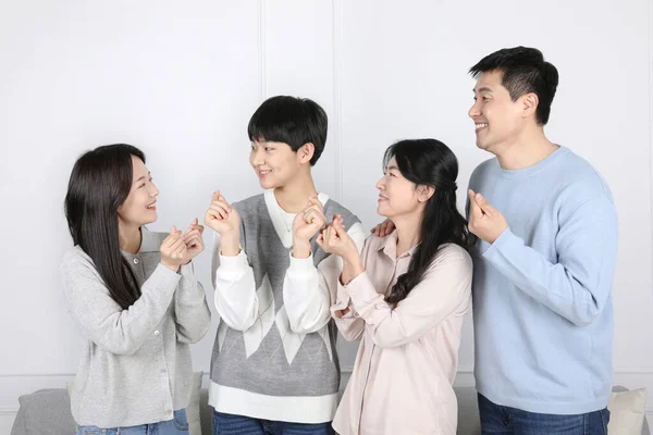 Asian Korean Family Family Photo Facing Each Other Posing Each — Zdjęcie stockowe
