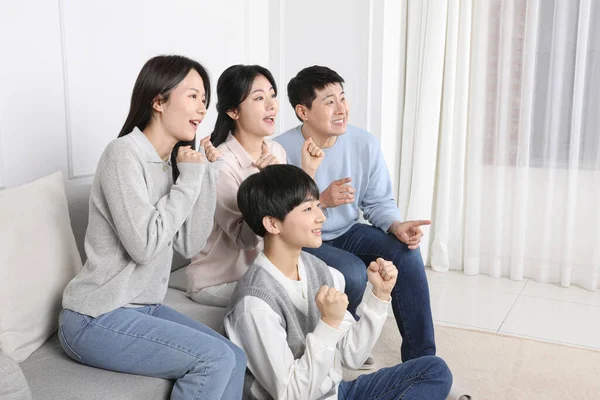 Asian Korean Family Photo Family Cheering While Watching — Stock Photo, Image