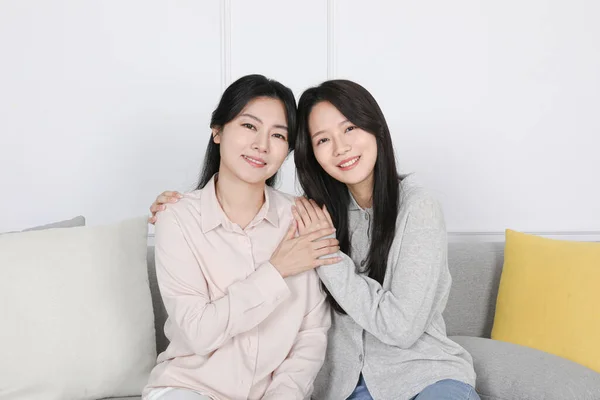 Asian Korean Family Photo Mother Daughter Sitting Sofa Head Head — Fotografia de Stock