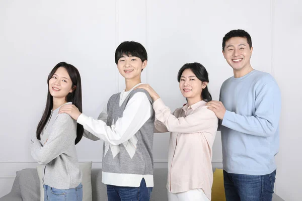 Asian Korean Family Picture Family Standing Side Side Hands Shoulders — Zdjęcie stockowe