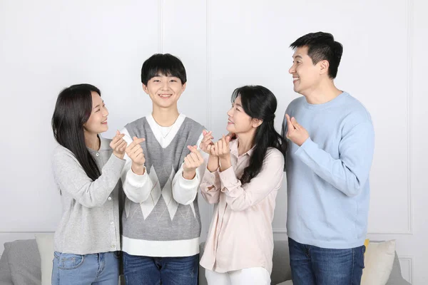 Asian Korean Family Family Photo Facing Each Other Blowing Hands — Stock Photo, Image