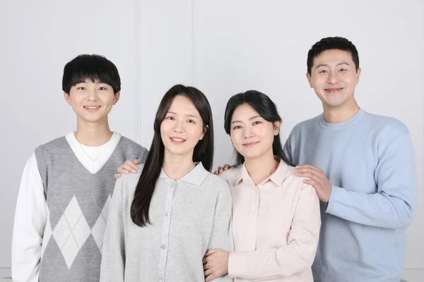 亚裔韩国人家庭 一个微笑的家庭肩并肩站在一起的照片 — 图库照片
