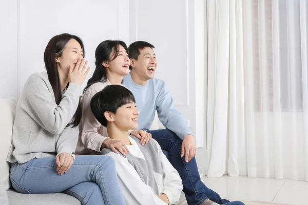 Asian Korean Family Photo Smiling Family Watching Funny Scene — ストック写真
