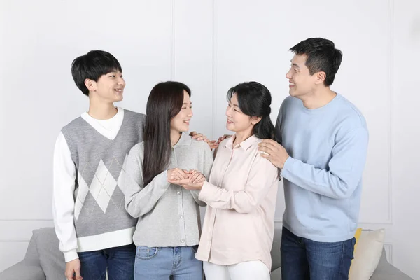 アジア系韓国人 笑顔の家族が向かい合う写真 — ストック写真