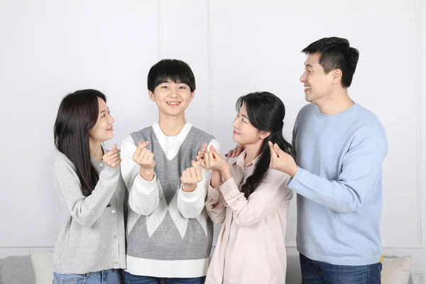 Ασιατική Κορεάτικη Οικογένεια Οικογενειακή Φωτογραφία Μία Απέναντι Στην Άλλη Και — Φωτογραφία Αρχείου