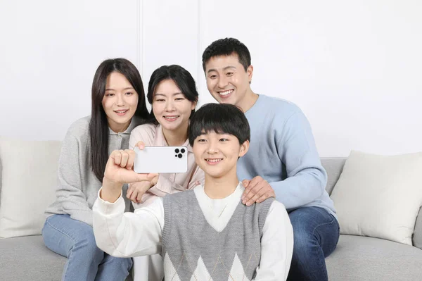 아시아계 스마트폰으로 비디오를 가족의 — 스톡 사진