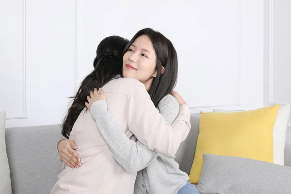 Asian Korean Family Mother Daughter Comforting Each Other — Zdjęcie stockowe