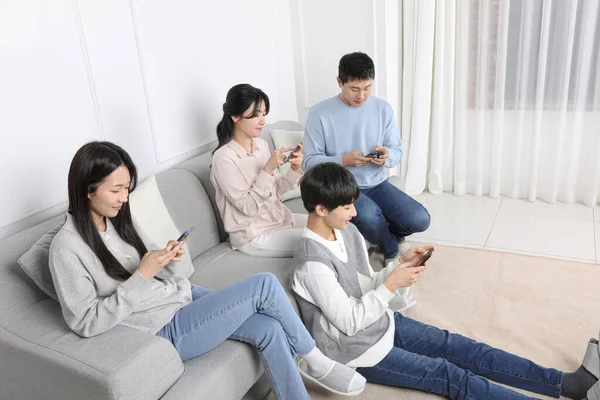 Familia Coreana Asiática Foto Familiar Enfocada Cada Teléfono Celular — Foto de Stock