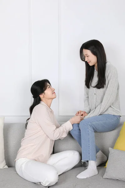 アジア系韓国人 母親と娘がお互いを見て笑っている写真 — ストック写真