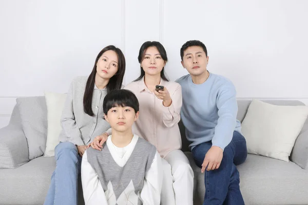 Asian Korean Family Family Photo Choosing Channel — Stock Photo, Image