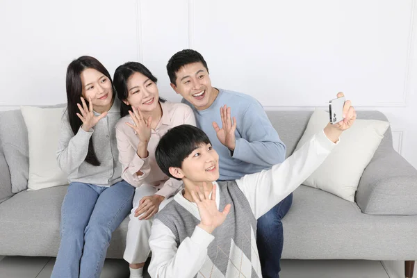 Ασιατική Κορεάτικη Οικογένεια Φωτογραφία Οικογένειας Που Πραγματοποιεί Βιντεοκλήση Μαζί — Φωτογραφία Αρχείου